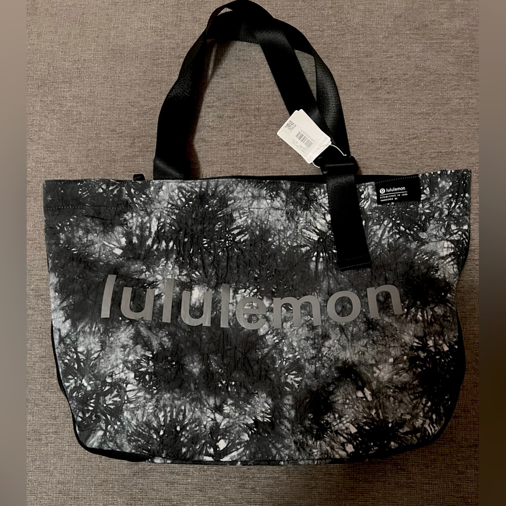 Clean Lines Tote